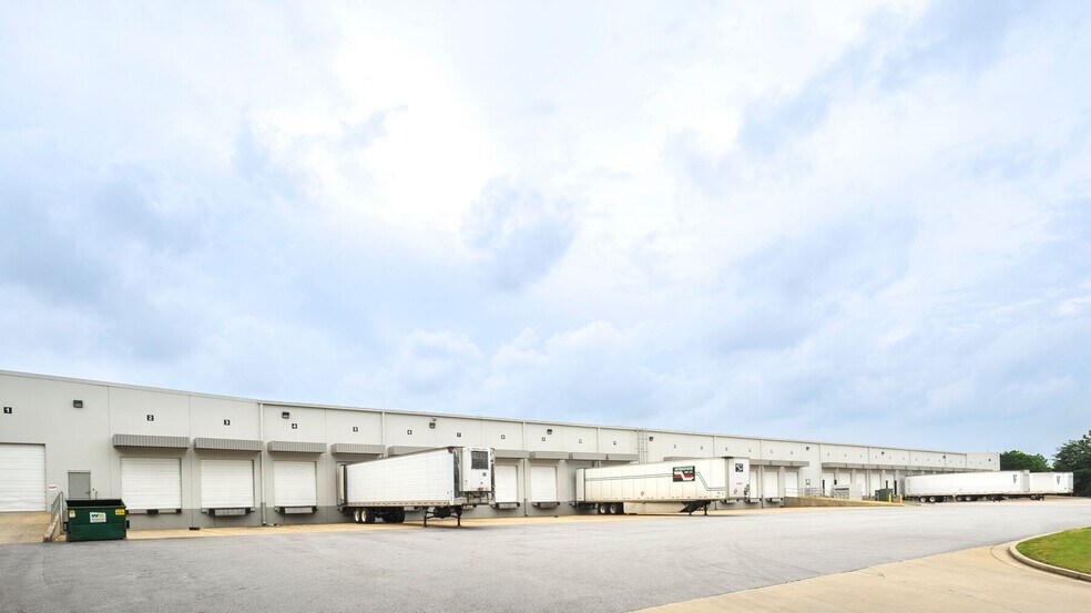 More Photos Of 560 Atlanta S Pky, College Park Unknown For Lease