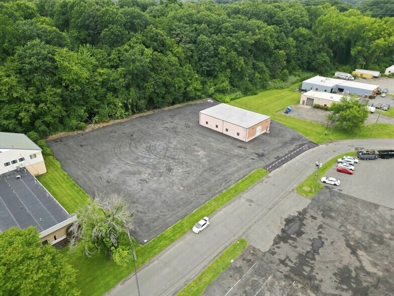 More Photos Of 97 Ramah Cir S, Agawam Auto Repair For Lease