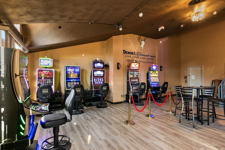 More Photos Of 425 W State St, Sycamore General Retail For Sale