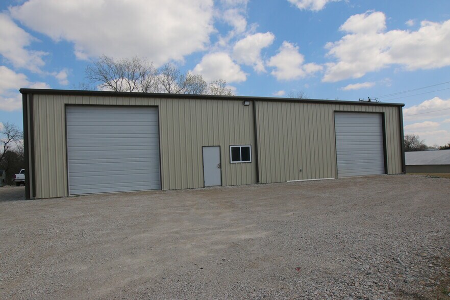 More Photos Of 8515 S Regency Dr, Tulsa Warehouse For Lease