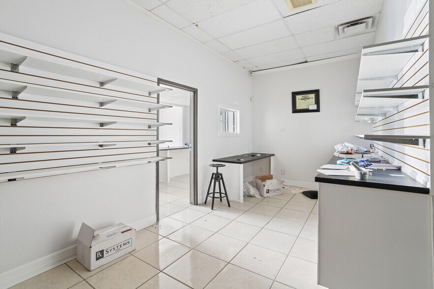 More Photos Of 13630 Veterans Memorial Dr, Houston Storefront Retail Office For Lease