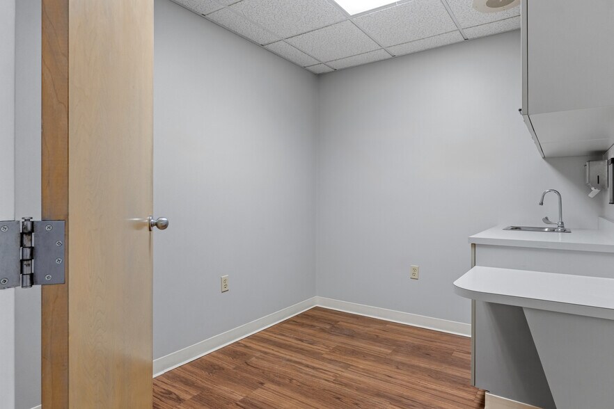More Photos Of 320 Phillips St, North Kingstown Medical For Sale