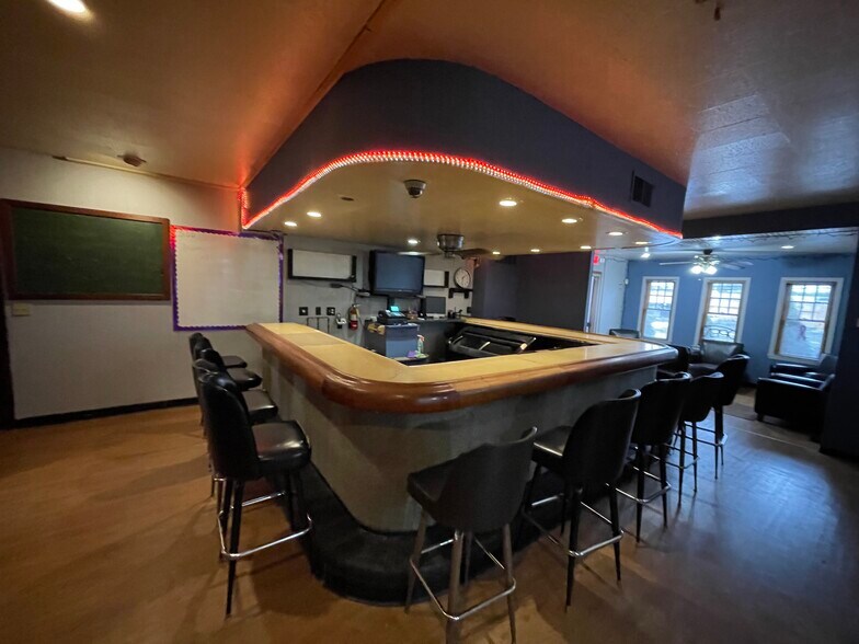 More Photos Of 1209 Lisle Plz, Lisle Bar For Lease