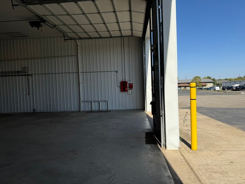 More Photos Of 1203 Badger St, Yorkville Warehouse For Lease