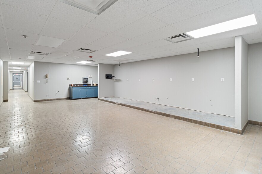 More Photos Of 400-402 W New Hope Rd, Rogers Manufacturing For Lease