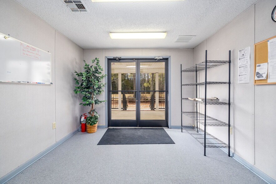 More Photos Of 23197 Governor Harrison Pky, Freeman Storefront Retail Office For Sale