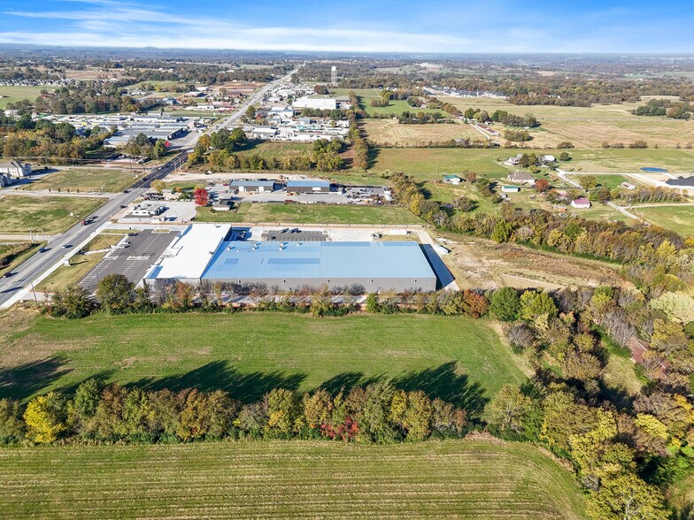 More Photos Of 516 W Henri de Tonti Blvd, Tontitown Industrial For Lease