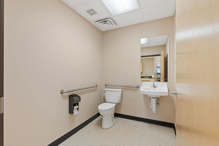 More Photos Of 327 E Airport Dr, Carthage Medical For Sale