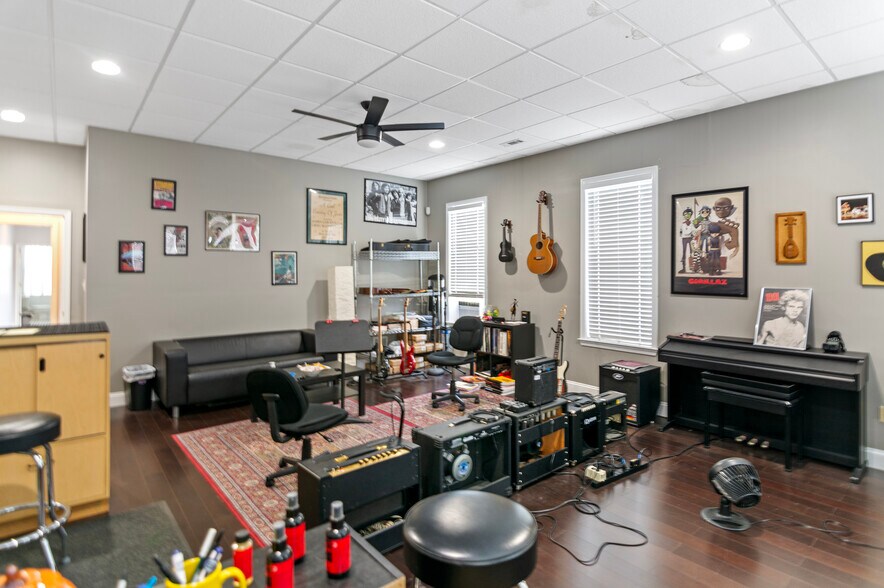 More Photos Of 5500 Harford Rd, Baltimore Freestanding For Sale