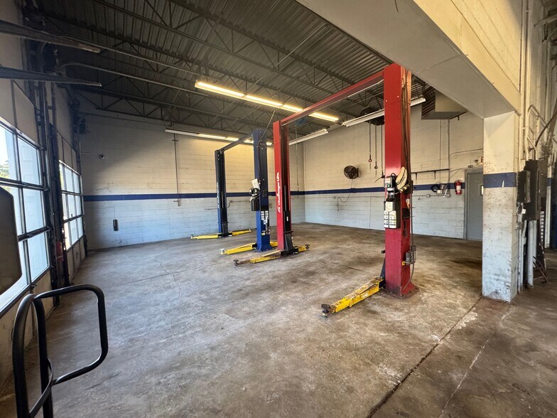 More Photos Of 2779 W Central Ave, Toledo Auto Repair For Lease