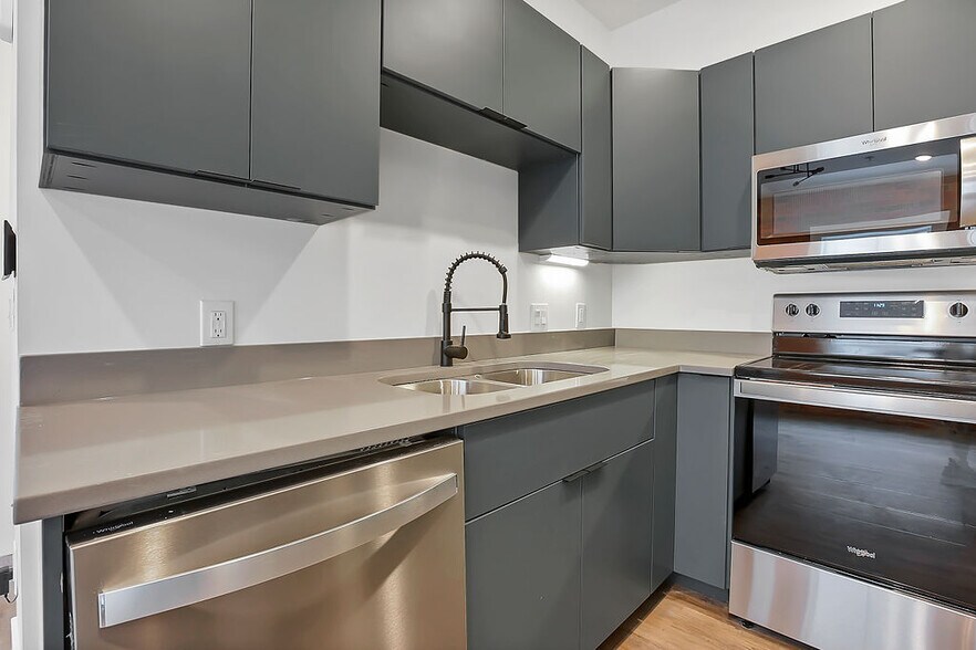 More Photos Of 595 E Broad St, Columbus Apartments For Sale