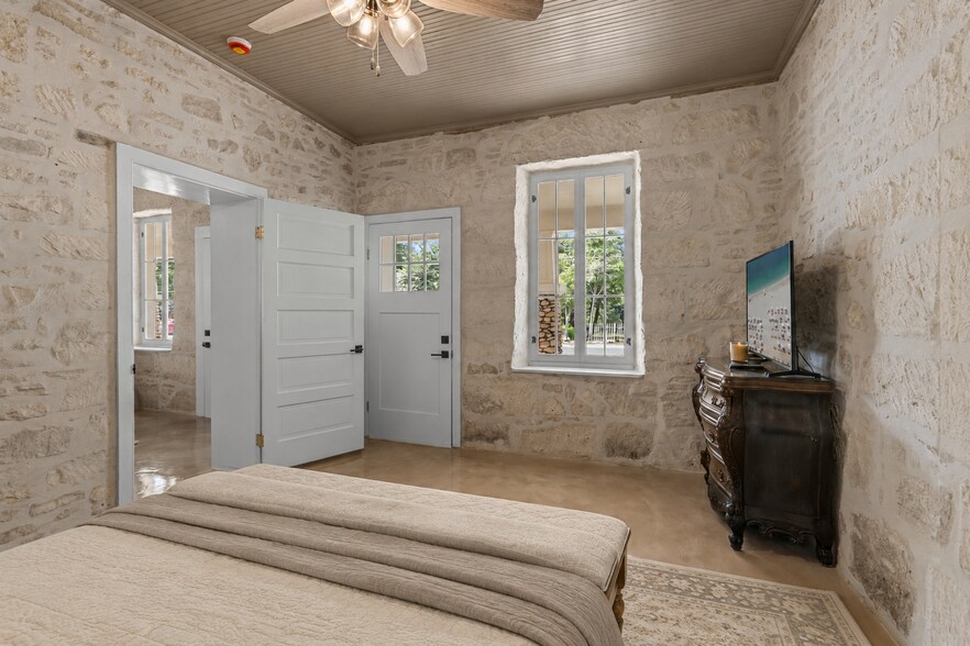 More Photos Of 824 High St, Comfort Winery Vineyard For Sale