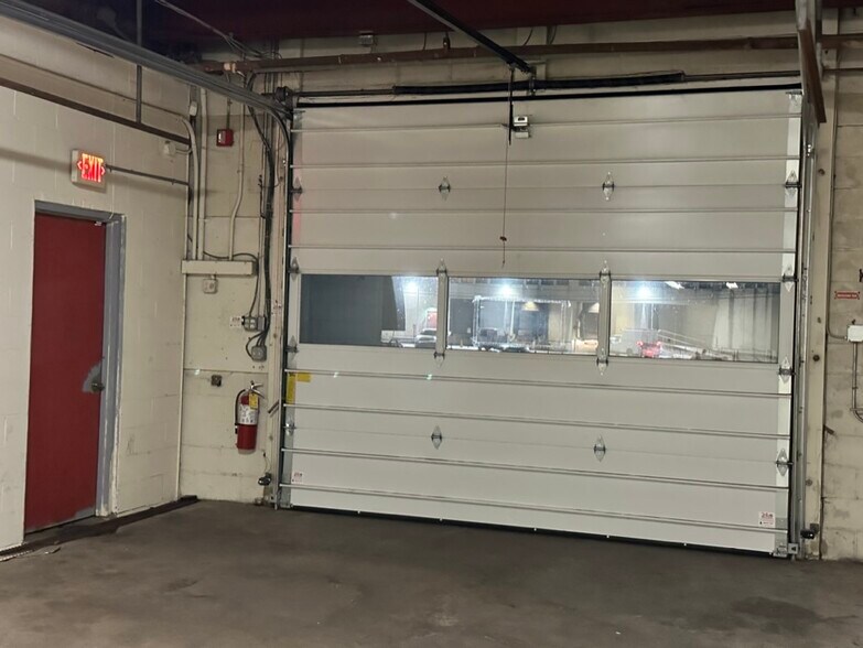 More Photos Of 76 Viaduct Rd, Stamford Warehouse For Lease