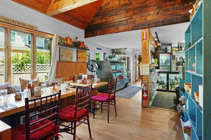 More Photos Of 218 Upper Main St, Edgartown Flex For Sale