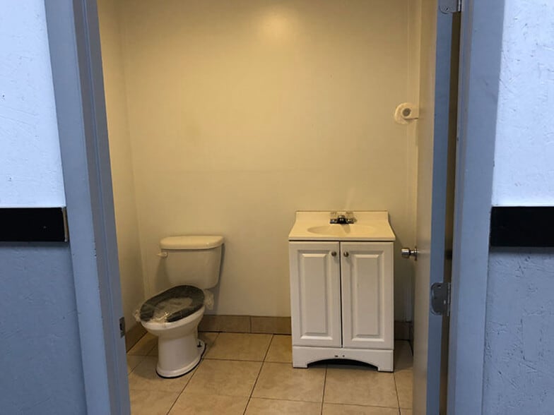 More Photos Of 4302 E 10th Ave, Tampa Warehouse For Lease