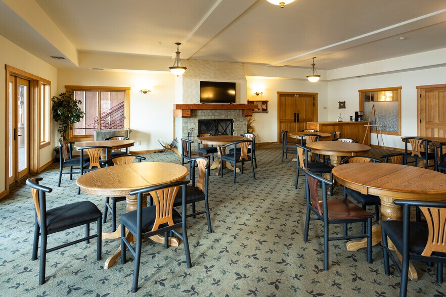 More Photos Of 41-45 Lakeshore Dr, Sagle Hotel For Sale