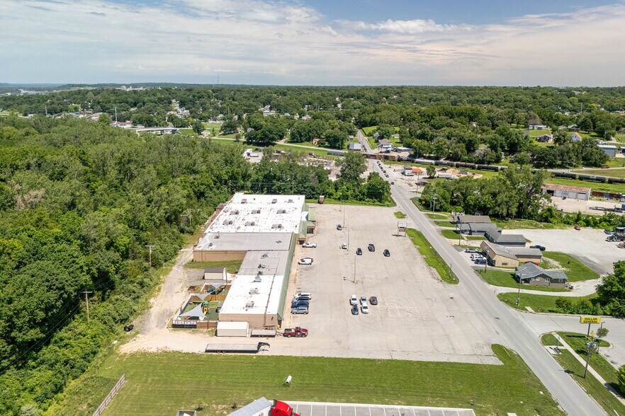 More Photos Of 3414 S 22nd St, Saint Joseph Freestanding For Sale