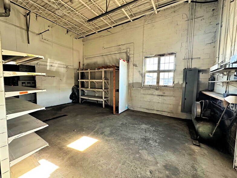 More Photos Of 170 W 18th St, Waterloo Industrial For Sale