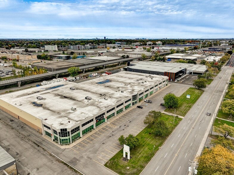 More Photos Of 1925-1985 Boul Hymus, Dorval Light Distribution For Lease