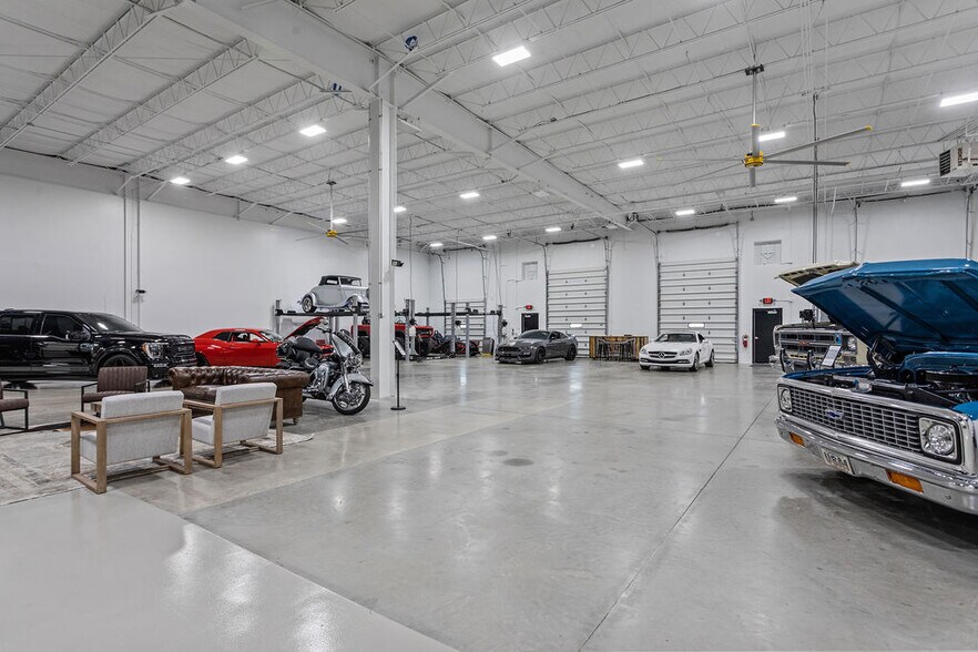 More Photos Of 3455 Centerpoint Dr, Grove City Warehouse For Lease