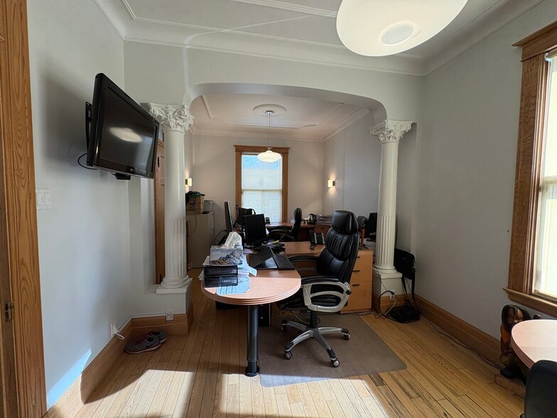More Photos Of 510-512 Décarie Boul, Saint-Laurent Loft Creative Space For Sale