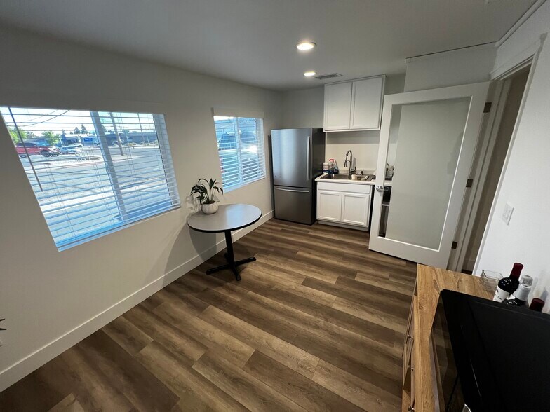 More Photos Of 2410 Larkspur Ln, Redding Office For Lease