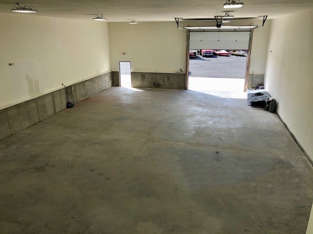 More Photos Of 33 Old Amity Rd, Bethany Flex For Lease