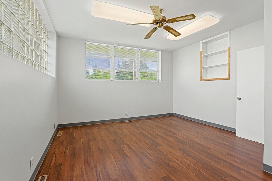 More Photos Of 1601 N State St, Augusta Office For Sale