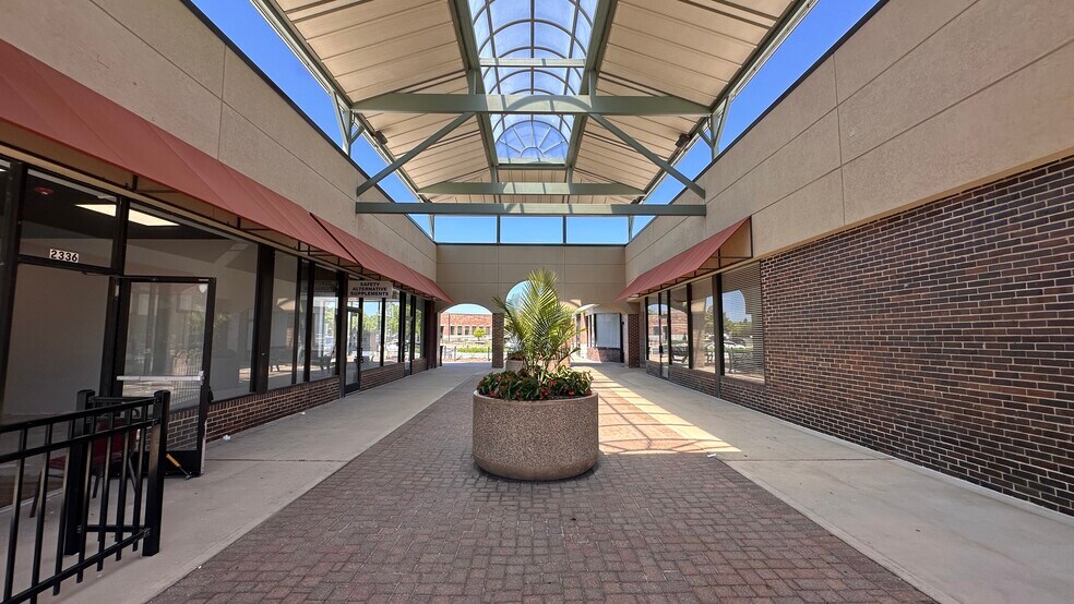 More Photos Of 2300-2350 W Higgins Rd, Hoffman Estates Unknown For Lease
