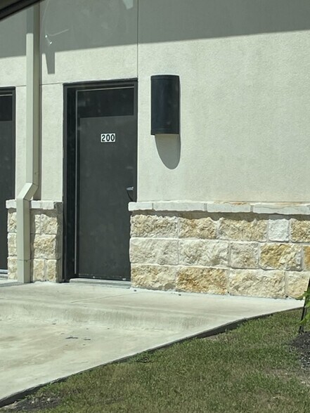 More Photos Of 1011 S Heatherwilde Blvd, Pflugerville Research And Development For Lease
