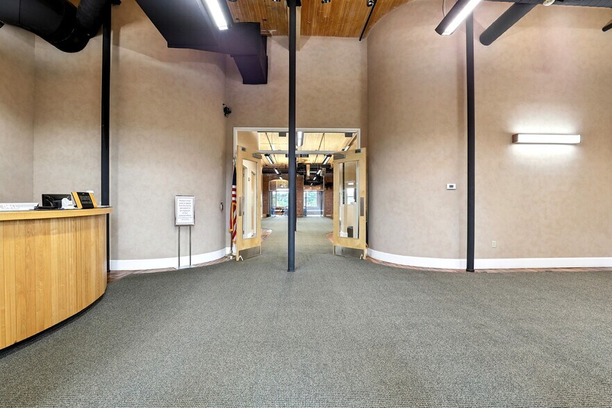 More Photos Of 670 N Commercial St, Manchester Apartments For Lease