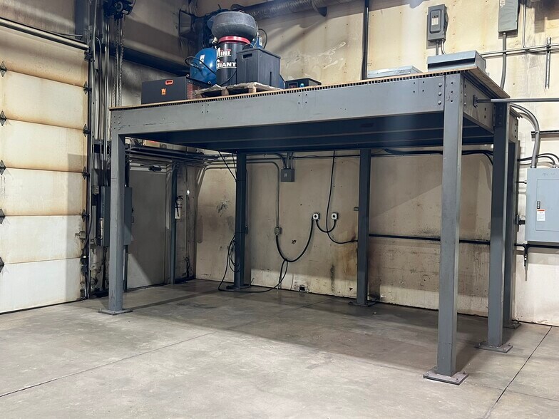 More Photos Of 33549 E Royalton Rd, Columbia Station Light Manufacturing For Sale