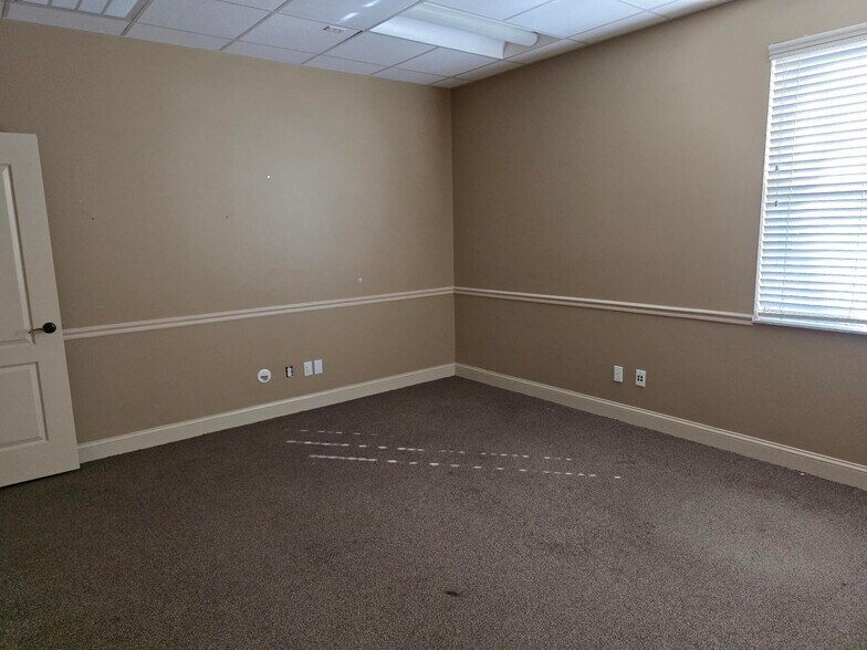 More Photos Of 2505-2511 Seven Springs Blvd, New Port Richey Office For Sale