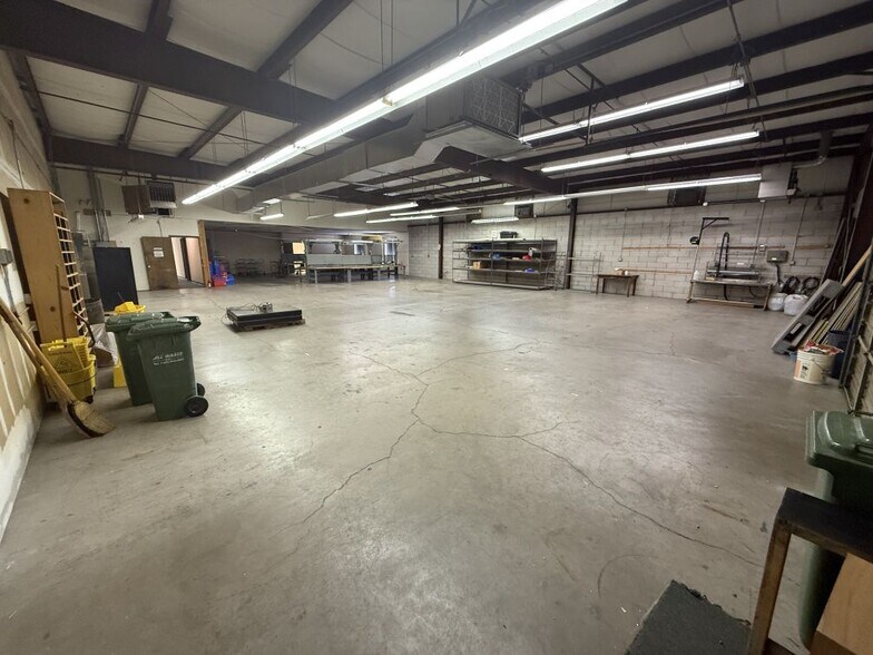 More Photos Of 10 Capital Dr, Wallingford Manufacturing For Lease