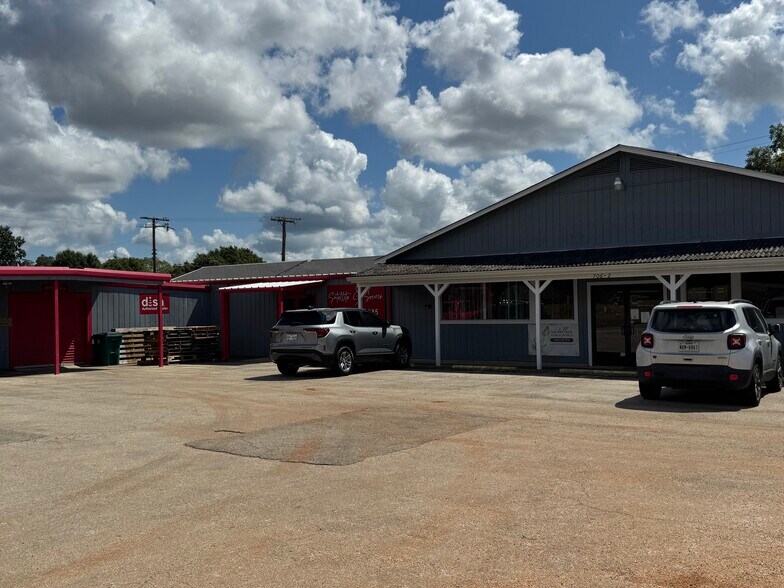 More Photos Of 706 N Perry St, Palestine General Retail For Sale