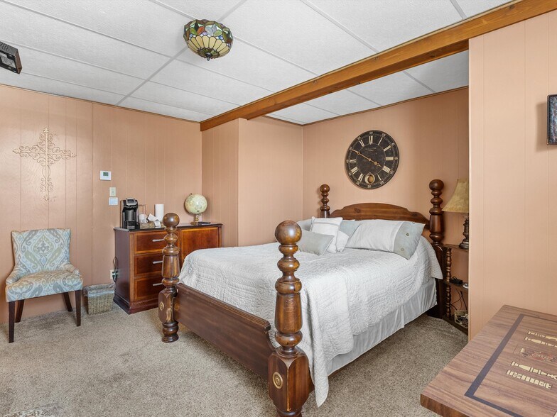 More Photos Of 201 Steele St, Algoma Hotel For Sale