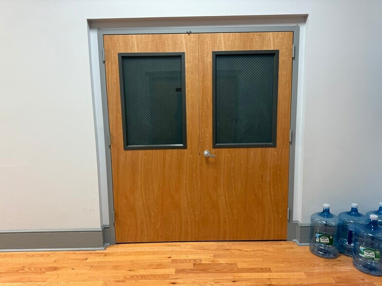 More Photos Of 114 Pearl St, Port Chester Light Distribution For Lease