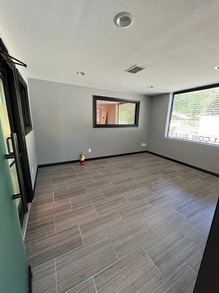 More Photos Of 621 Cow Alley Rd, Waxahachie Showroom For Sale