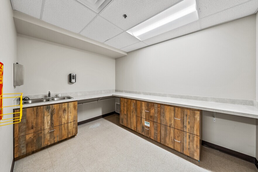 More Photos Of 2166 NW Vine St, Grants Pass Medical For Sale