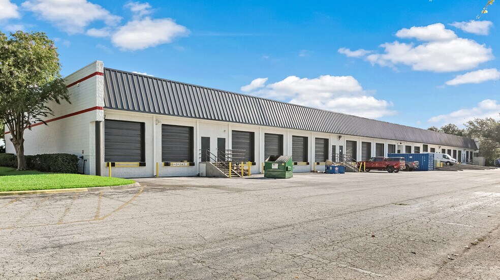 More Photos Of 8508 Benjamin Rd, Tampa Light Distribution For Lease