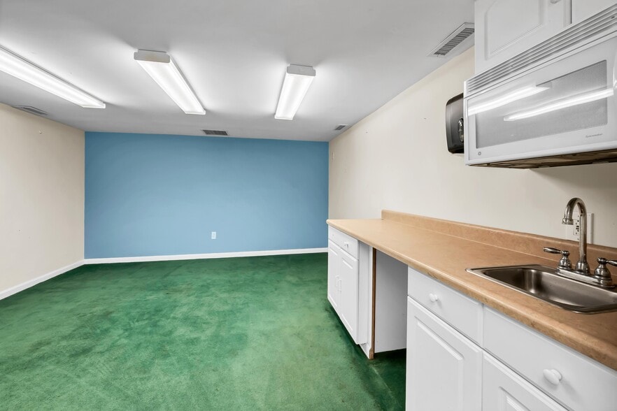 More Photos Of 50 S End Plz, New Milford Light Distribution For Sale