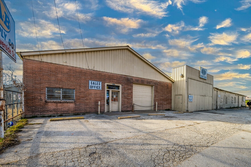 More Photos Of 1808 Bomar Ave, Fort Worth General Retail For Sale