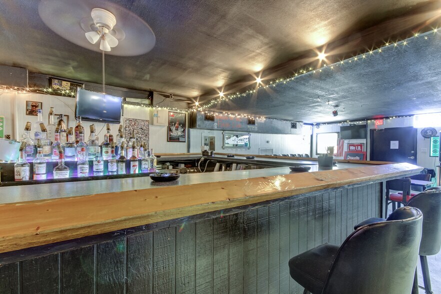 More Photos Of 5402 W US Highway 92, Plant City Bar For Sale