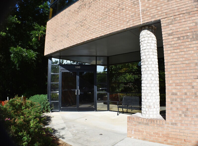 More Photos Of 5509 W Friendly Ave, Greensboro Office For Lease