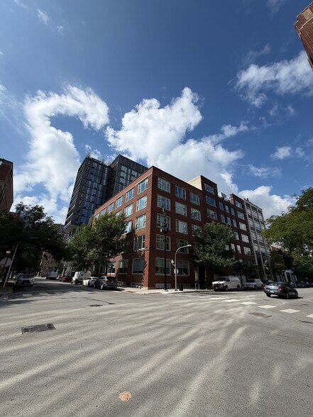 More Photos Of 401 W Superior St, Chicago Office For Lease