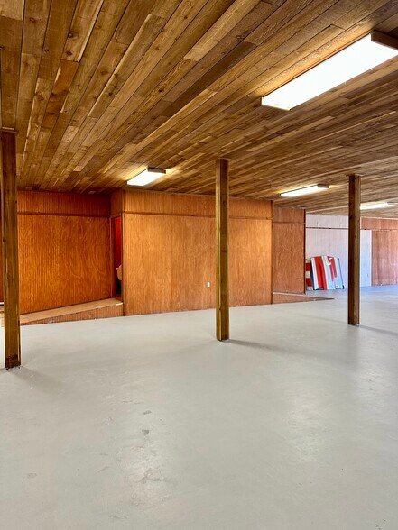 More Photos Of 111 S Railroad St, Bunnell Showroom For Lease