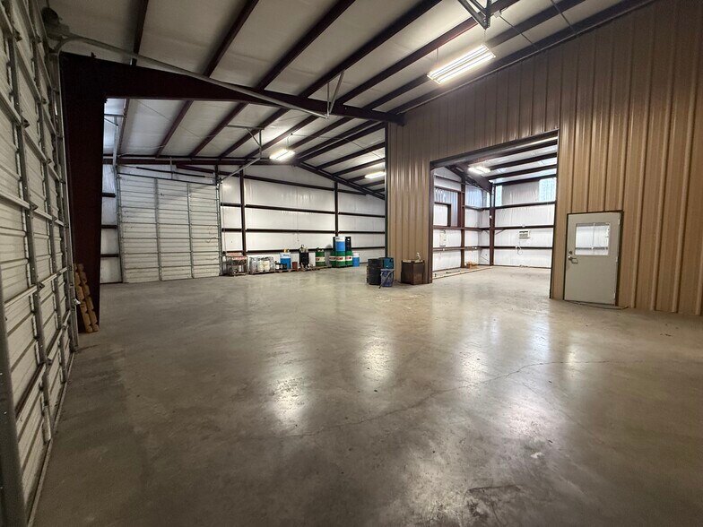 More Photos Of 7113 Chippewa Blvd, Houston Manufacturing For Sale