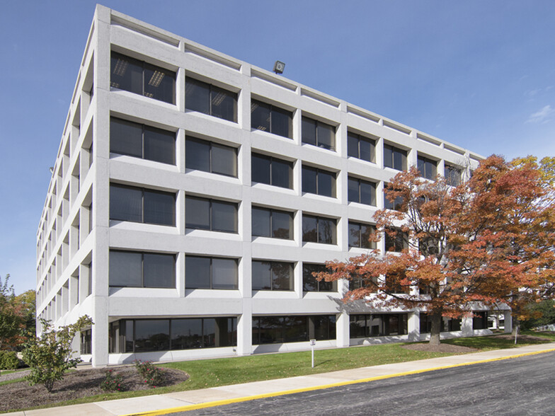 Primary Photo Of 1821 Walden Office Sq, Schaumburg Office For Lease