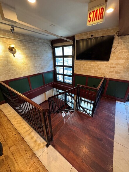 More Photos Of 737-739 N La Salle Dr, Chicago Storefront Retail Office For Lease