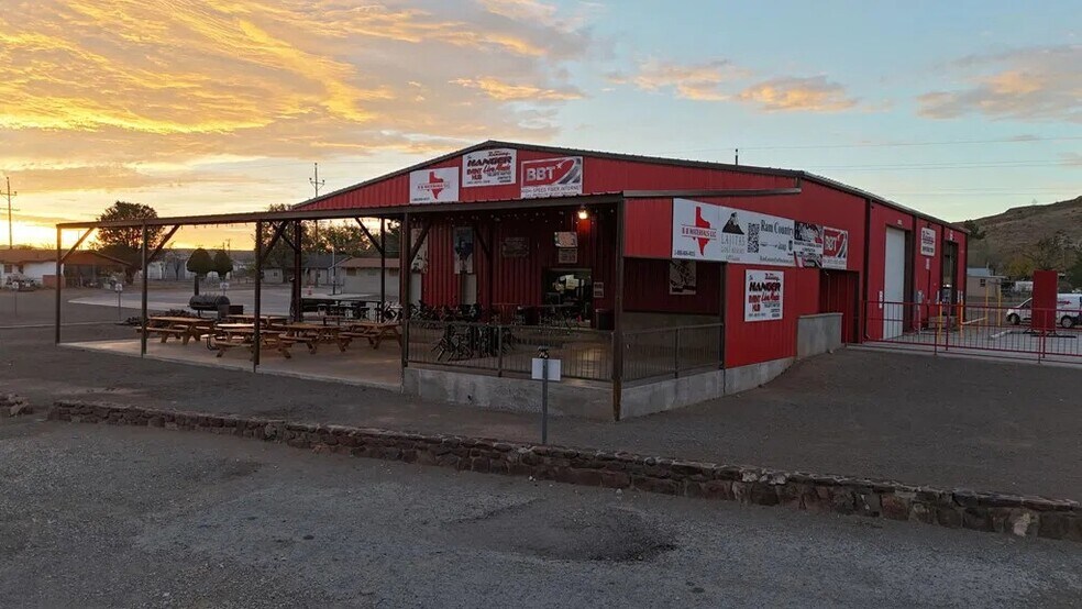 More Photos Of 300 S Cockrell St, Alpine Convenience Store For Sale